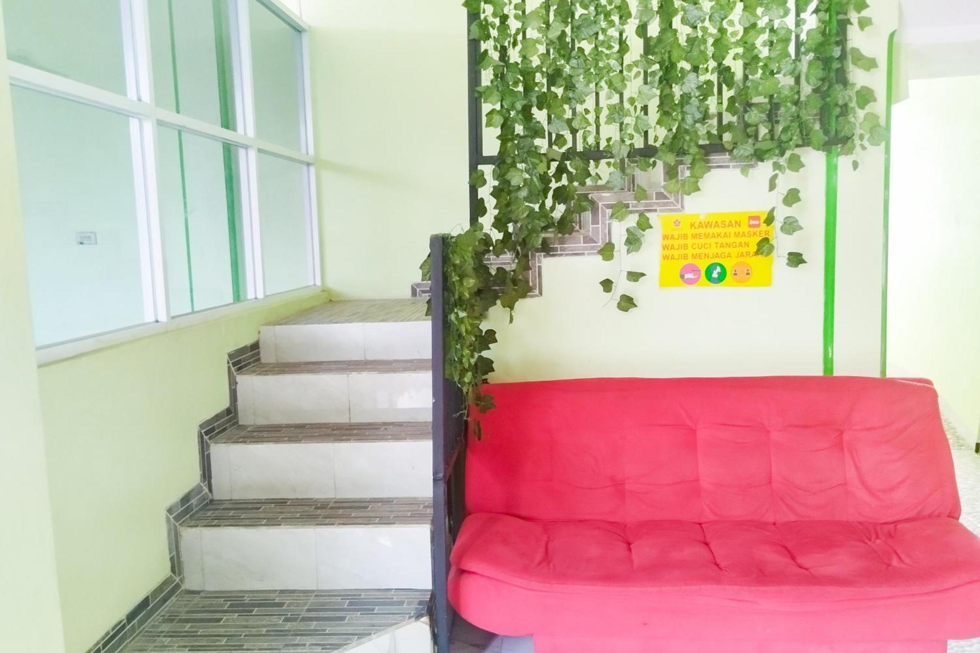 ホテル Reddoorz Syariah At Shakira Alesha Enggal バンダールランプン エクステリア 写真