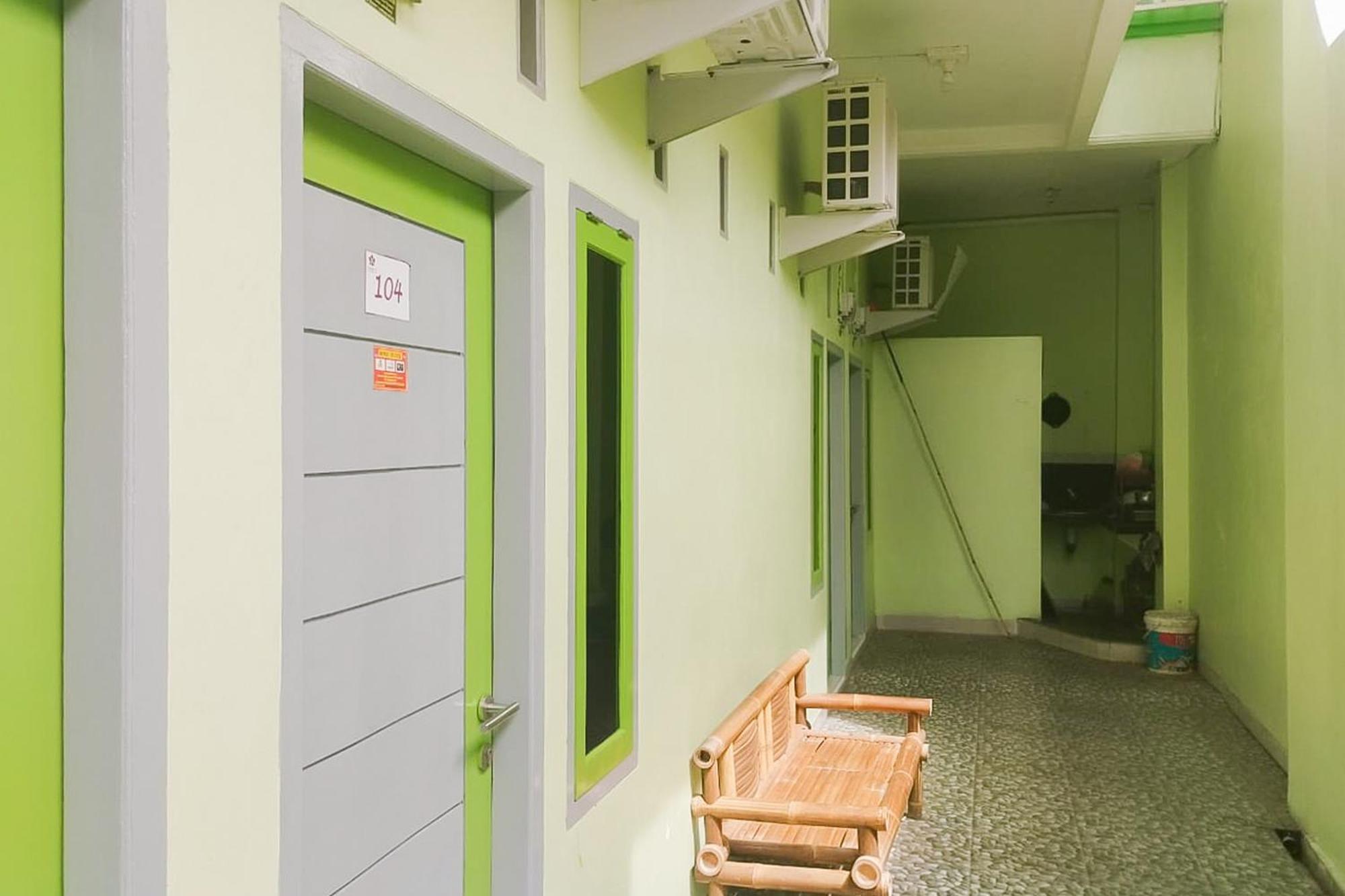 ホテル Reddoorz Syariah At Shakira Alesha Enggal バンダールランプン エクステリア 写真